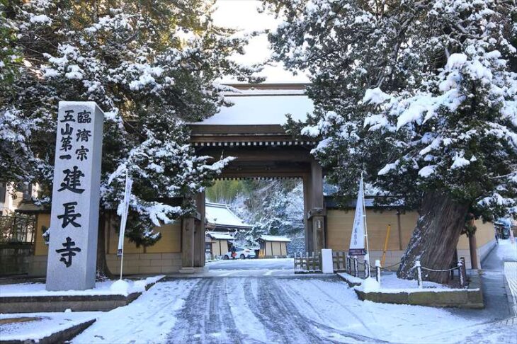 雪の建長寺の外門