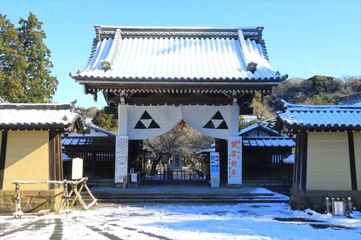 雪の建長寺 総門