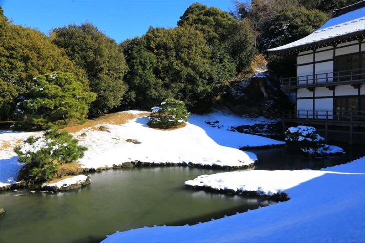 雪の建長寺庭園