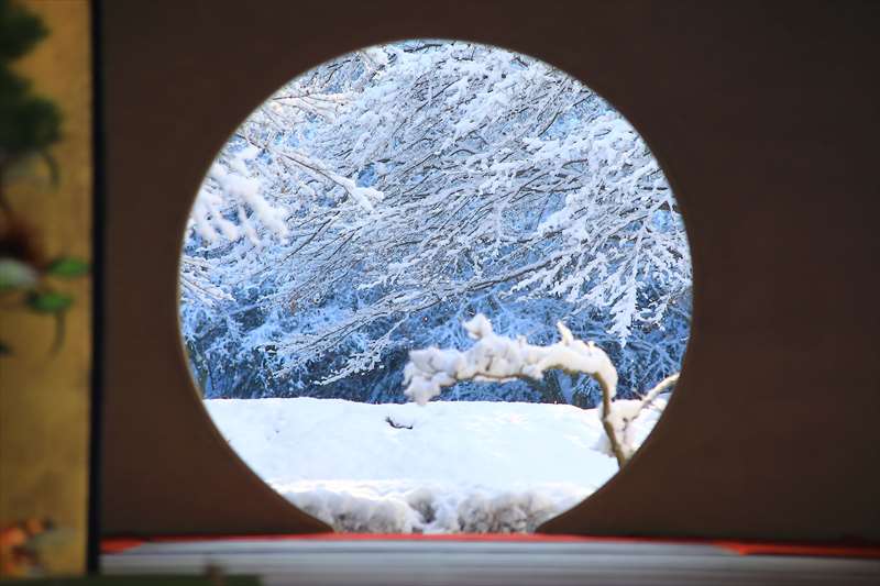 雪の明月院の悟りの窓