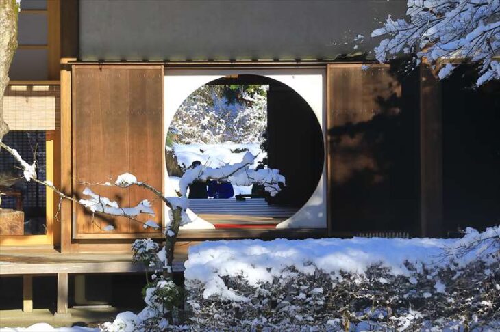 雪の明月院 本堂後庭園からの悟りの窓