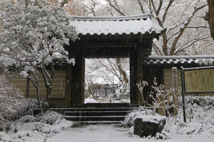 雪の瑞泉寺の山門