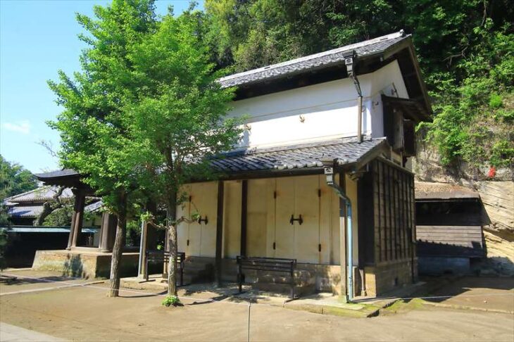 円覚寺 正続院前の蔵と梵鐘