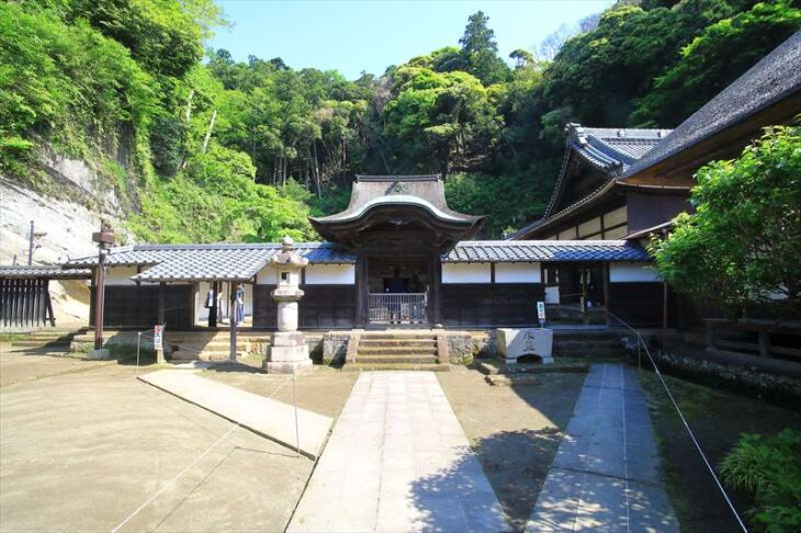 円覚寺 舎利殿の前