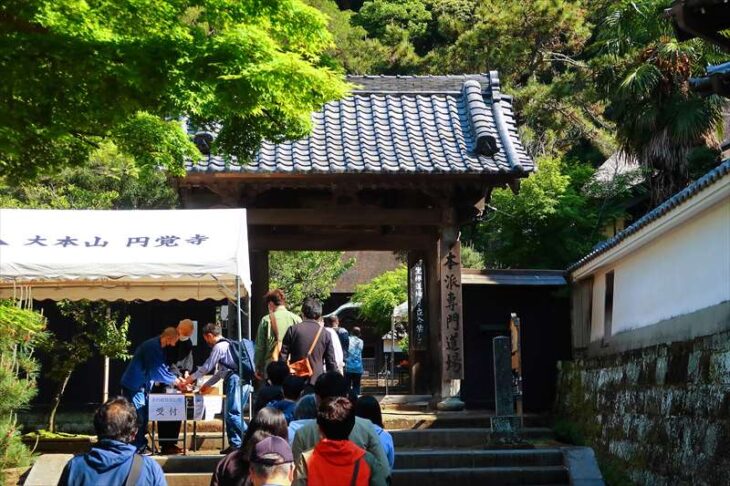 円覚寺 舎利殿の前