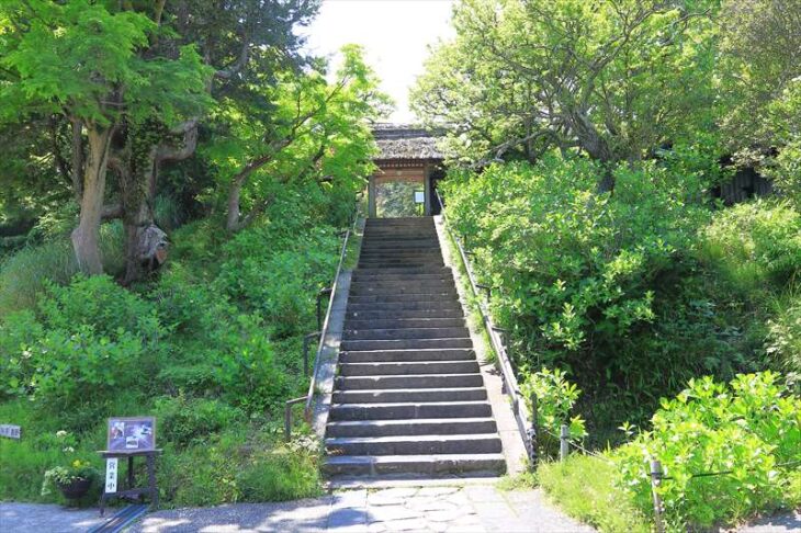 東慶寺の境内へ向かう階段