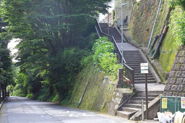 極楽寺坂切通と成就院への参道の階段