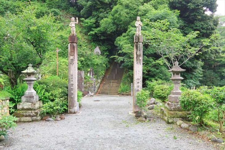 称名寺の境内の門柱