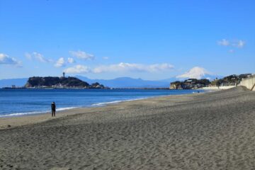 七里ヶ浜の砂浜から望む江ノ島と富士山