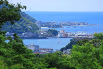 水道山展望台から見た葉山アリーナと柴崎海岸