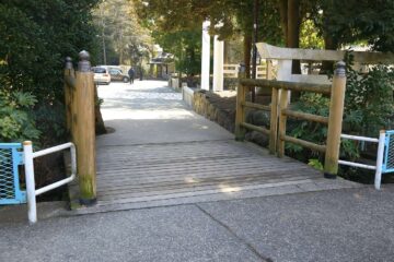 鎌倉宮のバス停前の平子川の橋
