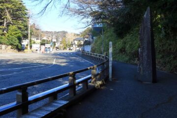 鎌倉宮のバス停 歩道の下が平子川