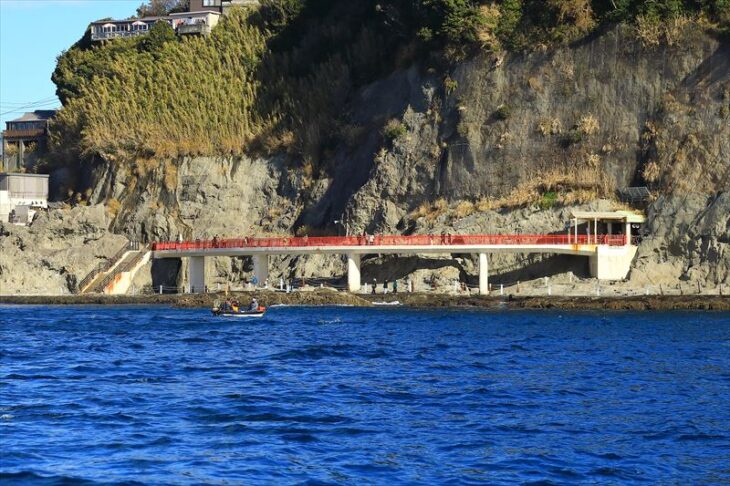 江ノ島を海から見る