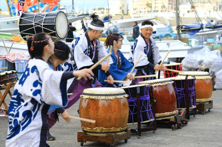 腰越漁港の船祝いの和太鼓の演奏と演舞