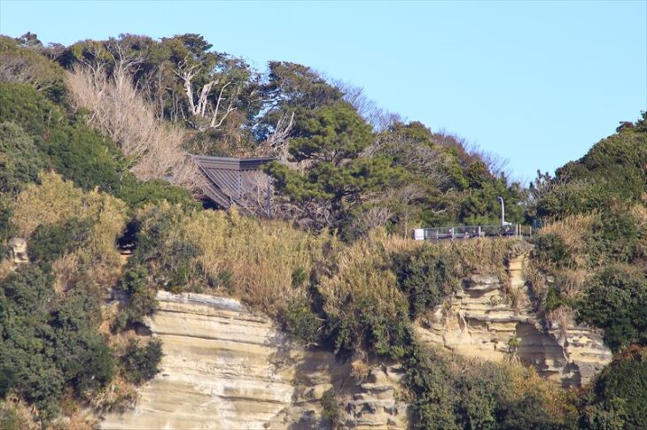 小動岬を海から見る