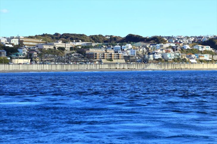 鎌倉高校前駅の海を海から見る