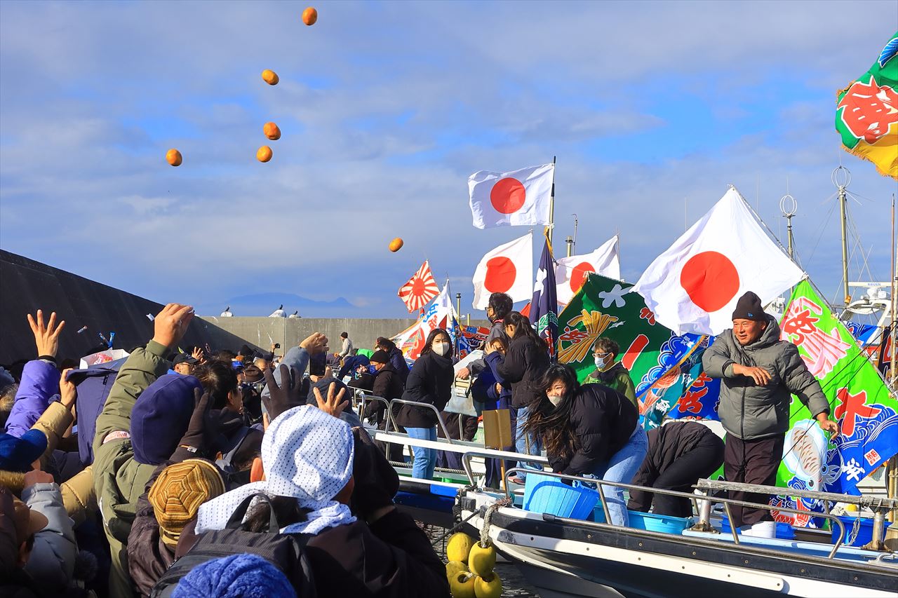 船祝いを見てきた！腰越漁港のお正月の年中行事