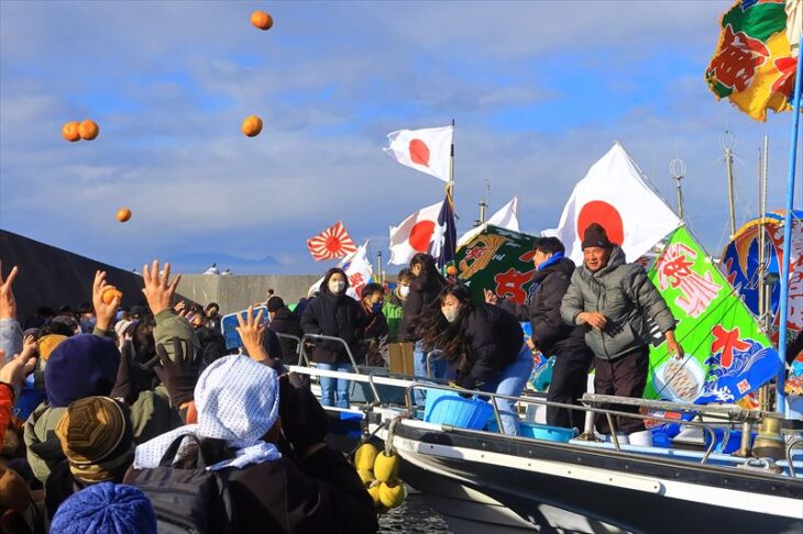 腰越漁港の船祝いの様子