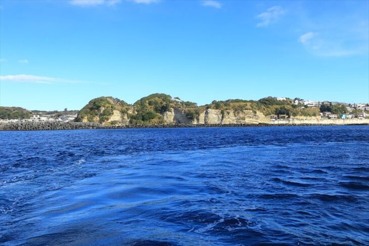 小動岬を海から見る