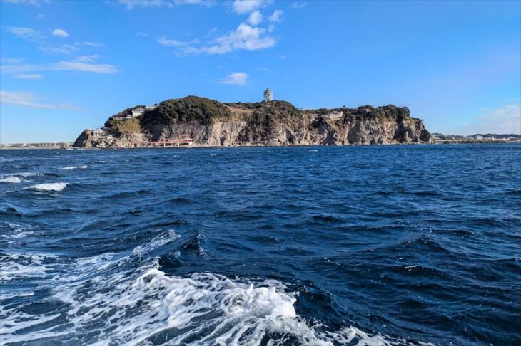 江ノ島を海から見る