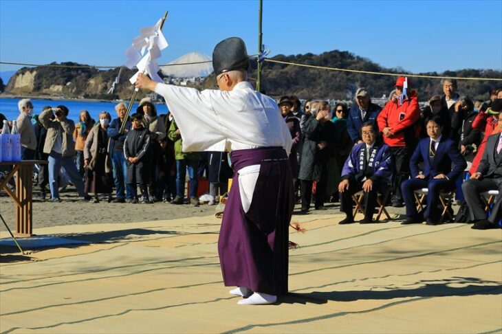 材木座海岸の潮神楽