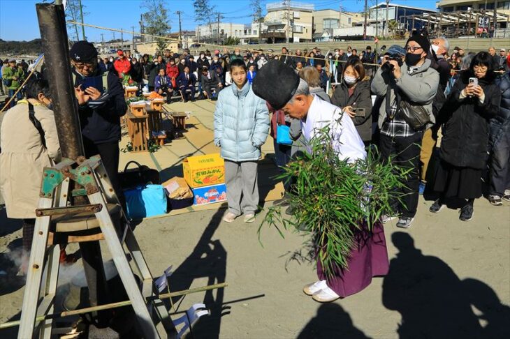 材木座海岸の潮神楽・湯立神楽