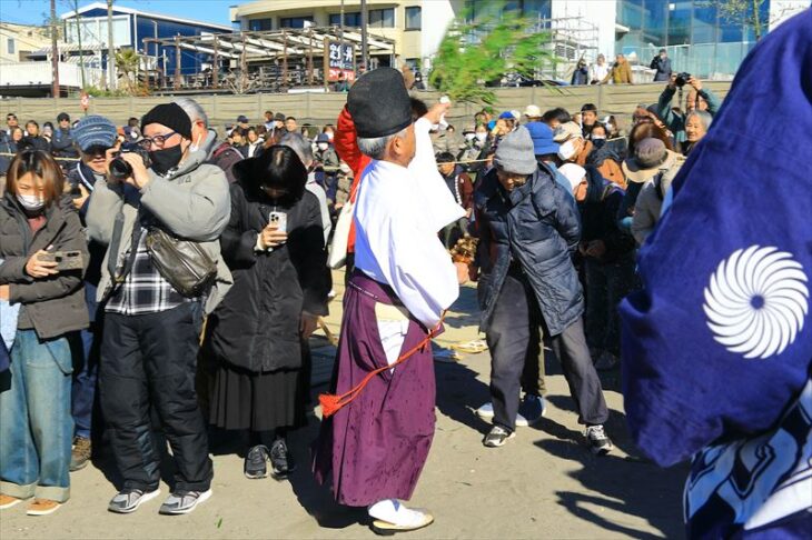 材木座海岸の潮神楽・湯立神楽