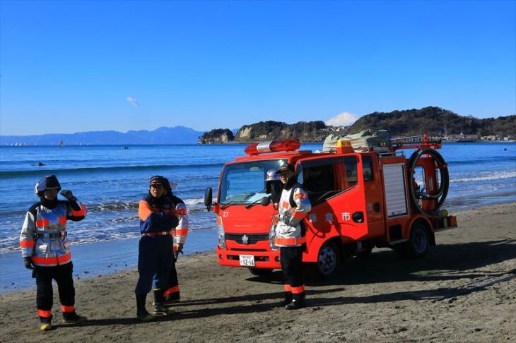 材木座海岸の潮神楽・湯立神楽後のどんど焼き 消防車