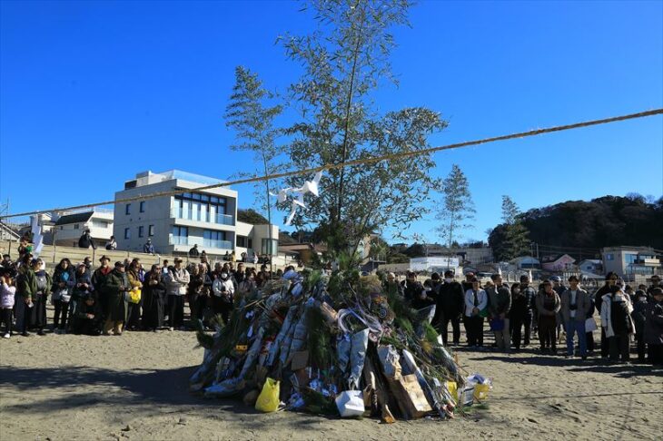 材木座海岸の潮神楽・湯立神楽後のどんど焼き