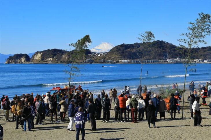 材木座海岸の潮神楽・湯立神楽後のどんど焼き