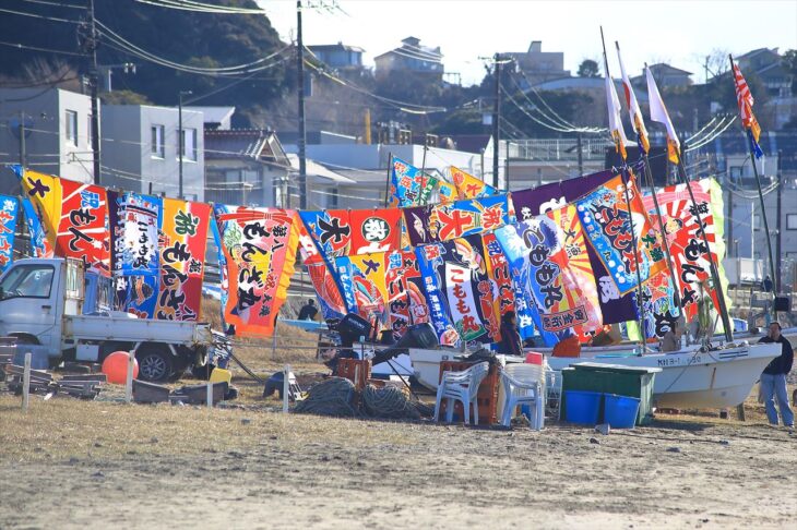 材木座海岸の船おろしで漁船に飾られた大漁旗