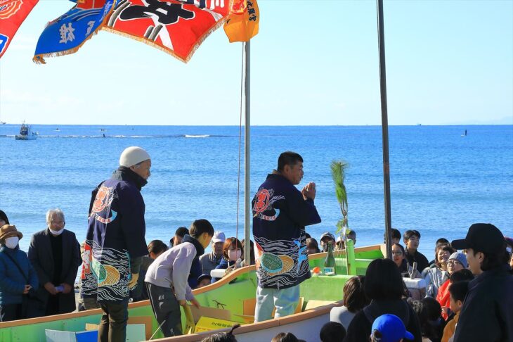 材木座海岸の船おろし