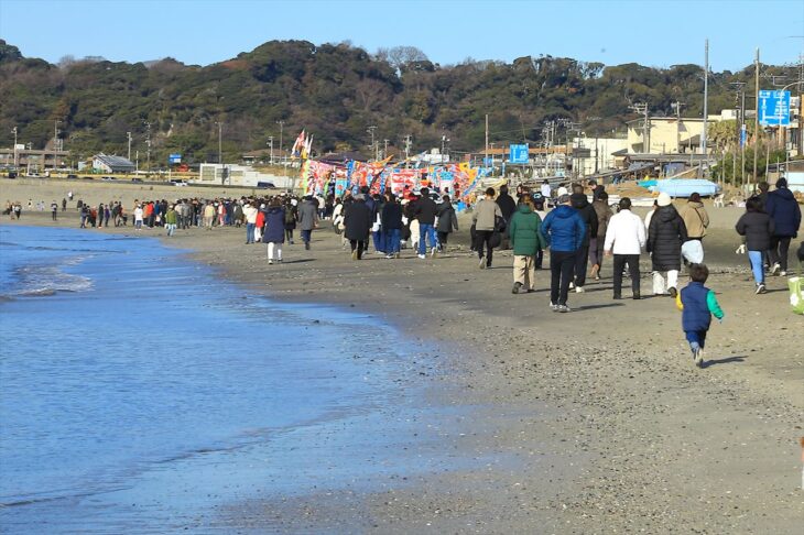 材木座海岸の船おろし