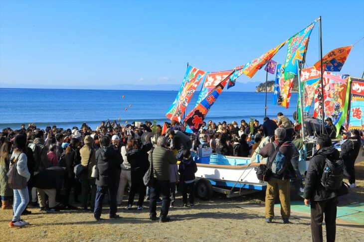 材木座海岸の船おろしの様子