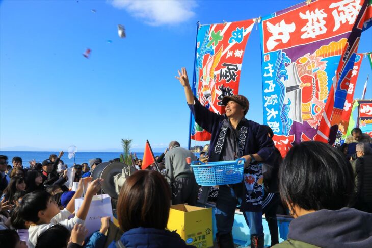 材木座海岸の船おろし