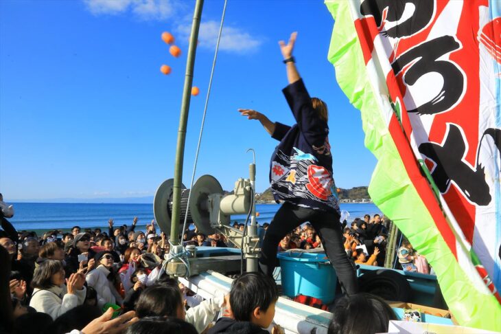 材木座海岸の船おろし