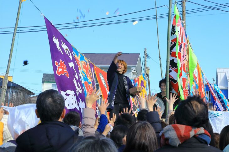 材木座海岸の船おろし