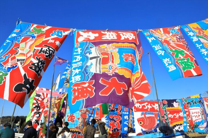 材木座海岸の船おろしで漁船に飾られた大漁旗