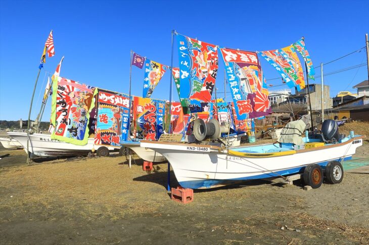 材木座海岸の船おろしで漁船に飾られた大漁旗