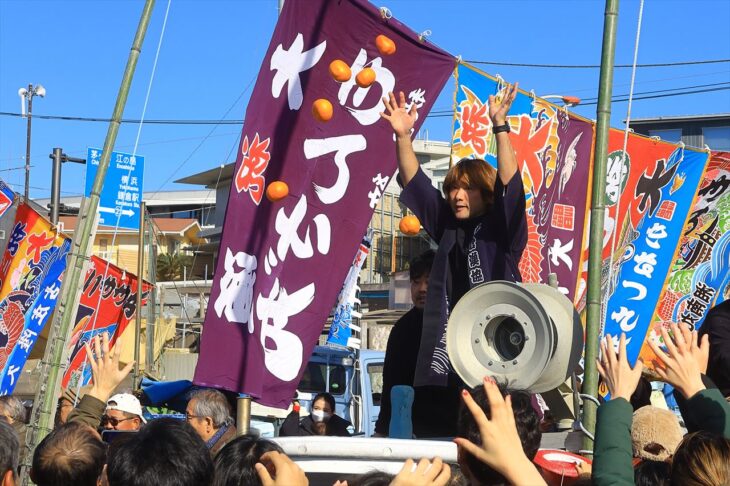 材木座海岸の船おろしでみかんがまかれているところ