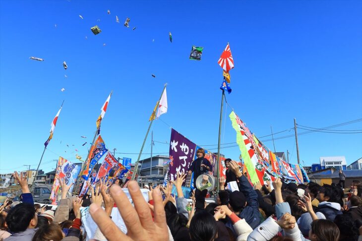 材木座海岸の船おろし