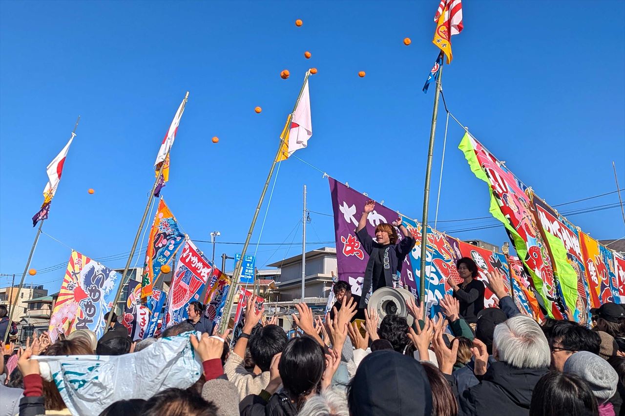 材木座海岸の船おろしの様子