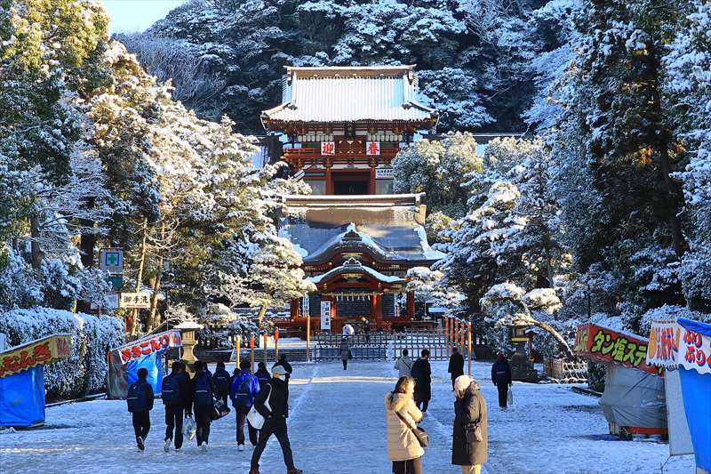 雪景色の鶴岡八幡宮