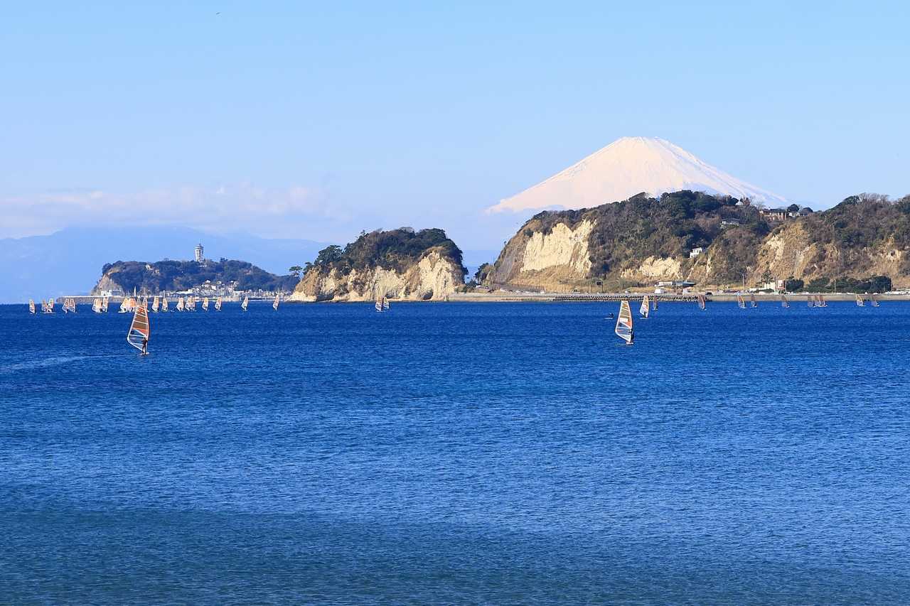 2月、鎌倉の和賀江島から見た富士山と江ノ島と稲村ヶ崎