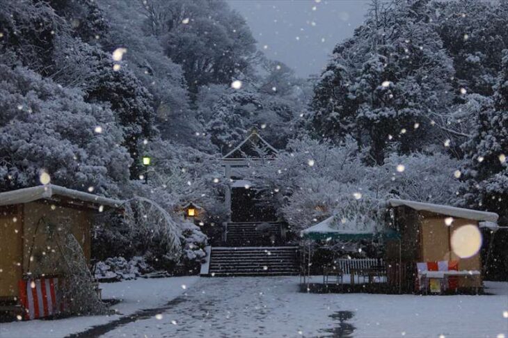 雪が積もった夜の鎌倉宮