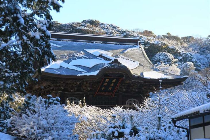 雪が積もった建長寺