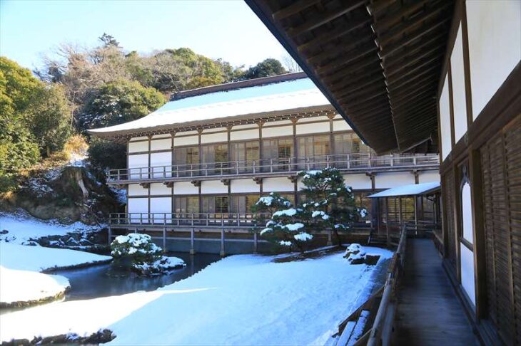 雪景色の建長寺庭園