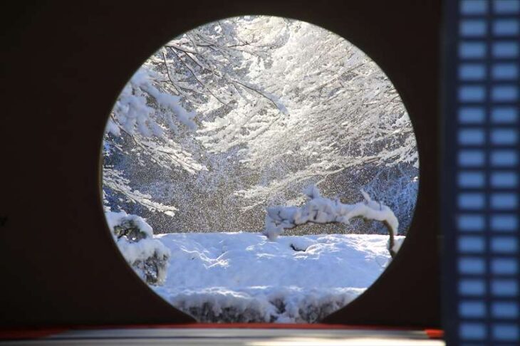 明月院 悟りの窓から見る雪景色