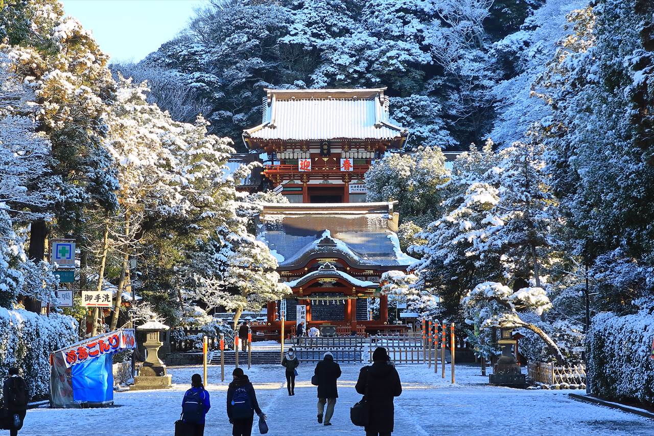 雪が積もった鶴岡八幡宮