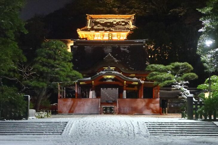 雪が積もった夜の鶴岡八幡宮